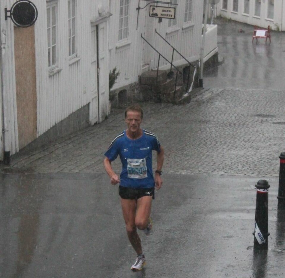 Våt, men strålende debut for Grimstad maraton Ole Kristian Heggheim nr 2 på halvM foran Ibsenhus.jpg