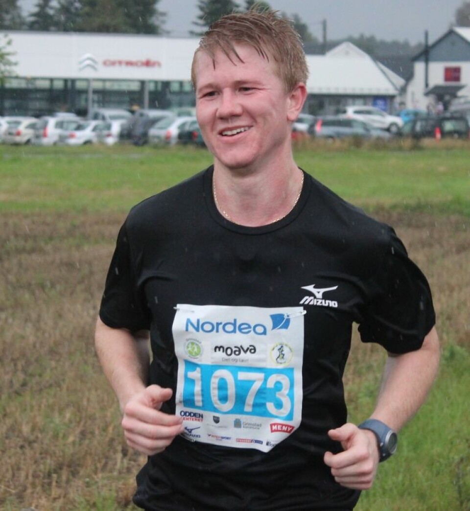 Våt, men strålende debut for Grimstad maraton Tommy Aas paa halvM.jpg