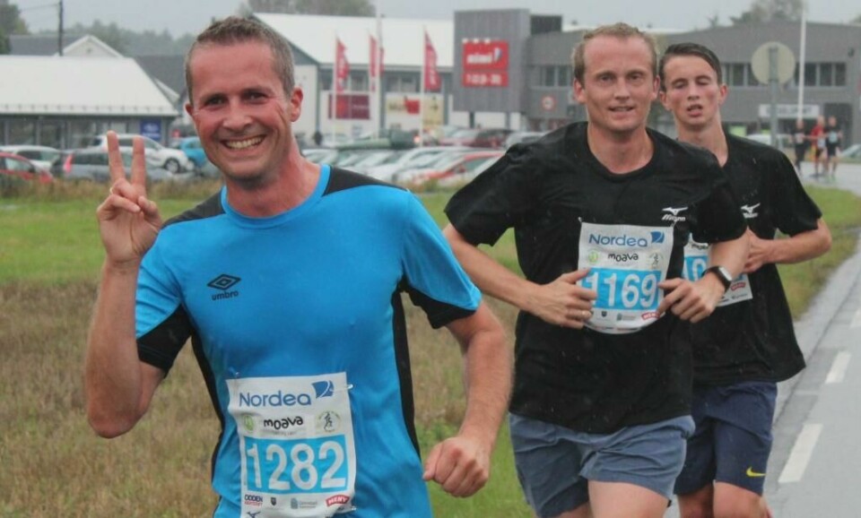 Våt, men strålende debut for Grimstad maraton Glade halvmaratonloebere paa Bergemoen.jpg