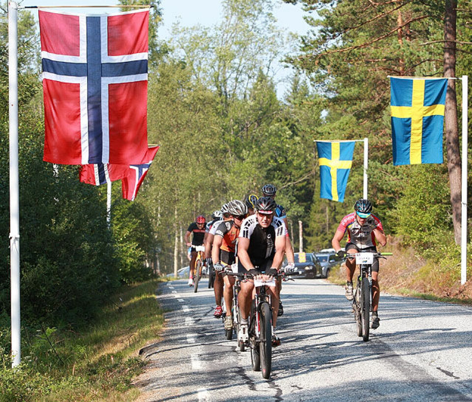 Grenserittet - åtte mil fra Sverige til Norge på sykkel Grensen_norske_flagg2_A20G3222.jpg