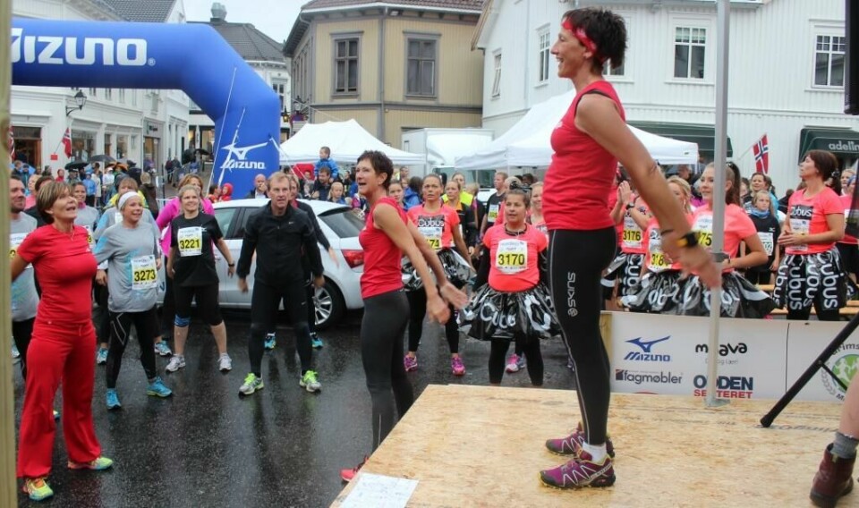 Våt, men strålende debut for Grimstad maraton Opvarmning Cubuspiger foer 3 og 10 km.jpg