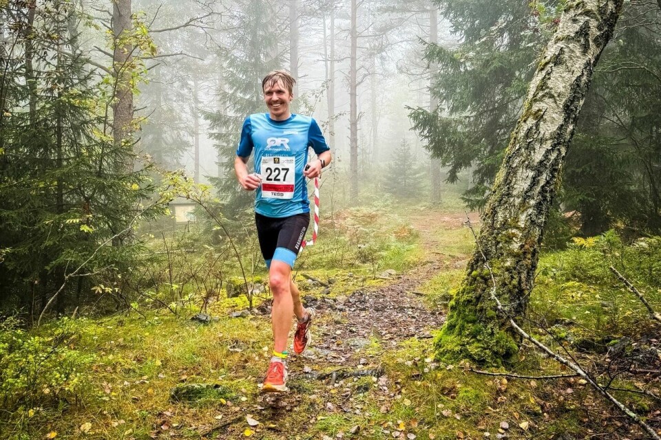 Allan Hovda smilende på vei til soleklar seier i tåka fra morgenen av på Hauern Ultra. (Foto: Camilla Bergland) Allan Hovda smilende på vei til soleklar seier i tåka fra morgenen av på Hauern Ultra. (Foto: Camilla Bergland)