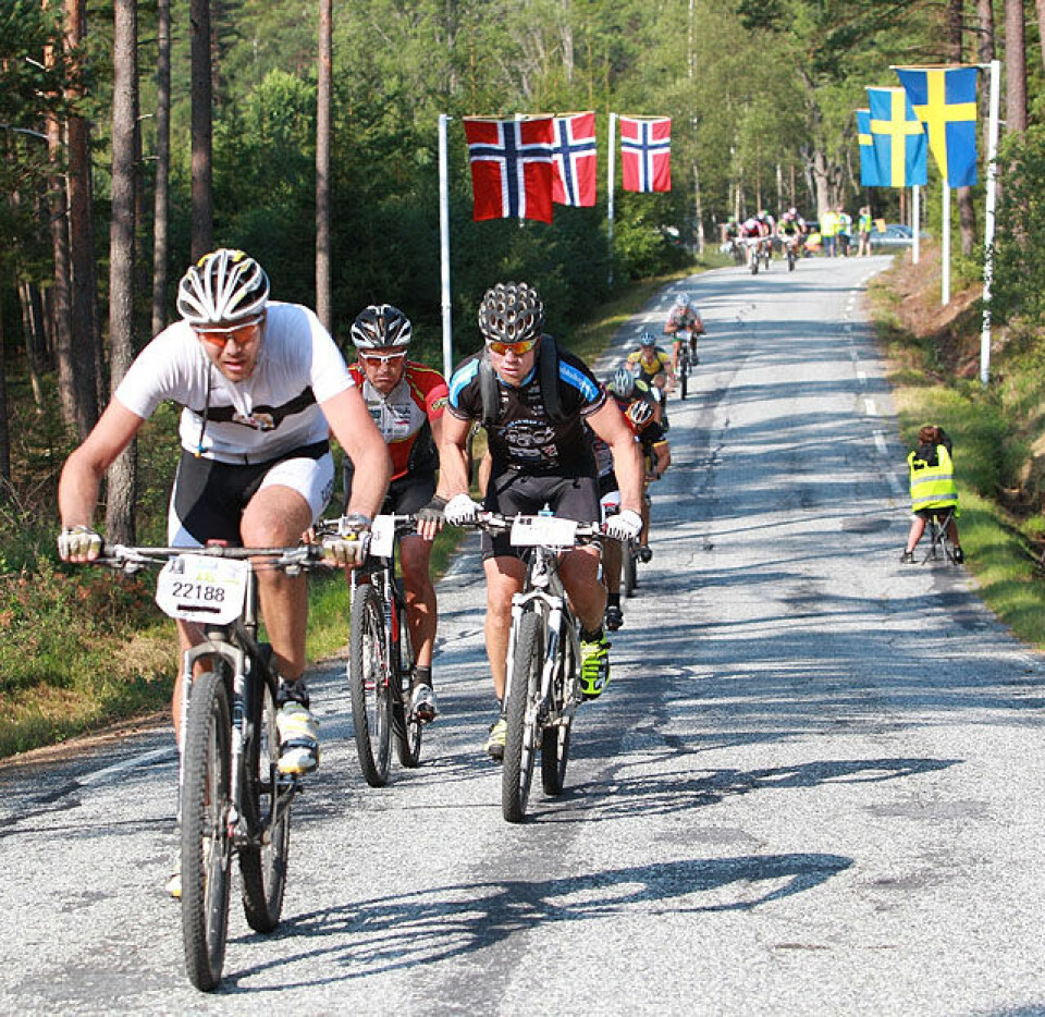 Grenserittet - åtte mil fra Sverige til Norge på sykkel Grensen_norske_flagg_A20G3180.jpg