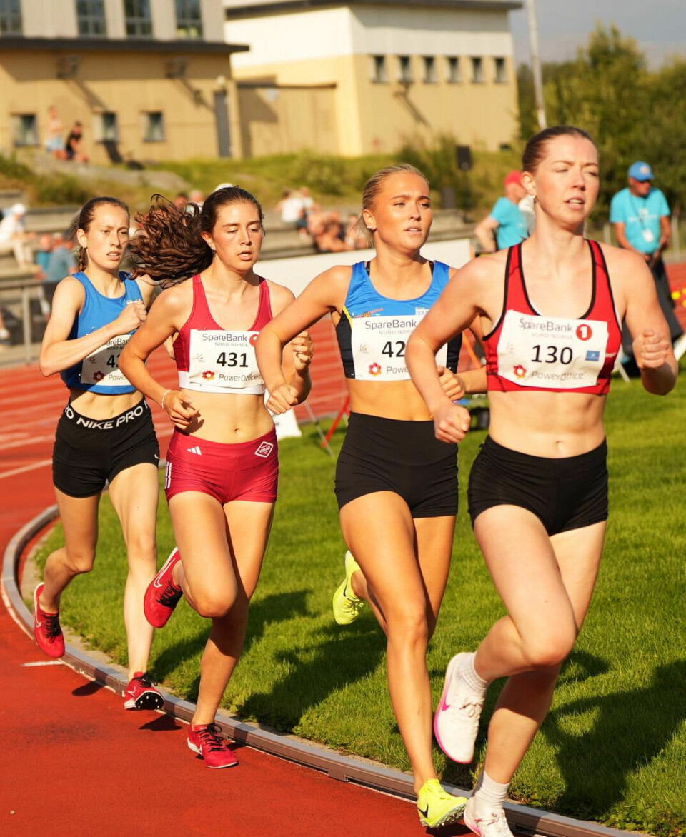 Rollebytte for Løvnes og Østgård på 1500 meteren i junior-NM 1500m-jenter-U23-felt.jpg