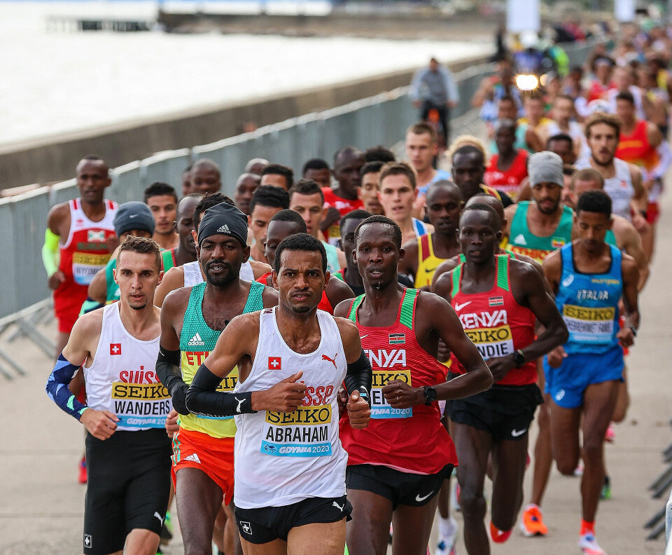 Tenåring og debutant vant VM i halvmaraton - mye dramatikk i damenes løp Menn_startfelt_VM2020_Gdynia_Dan_Vernon_for_World_Athletics_2560.jpg