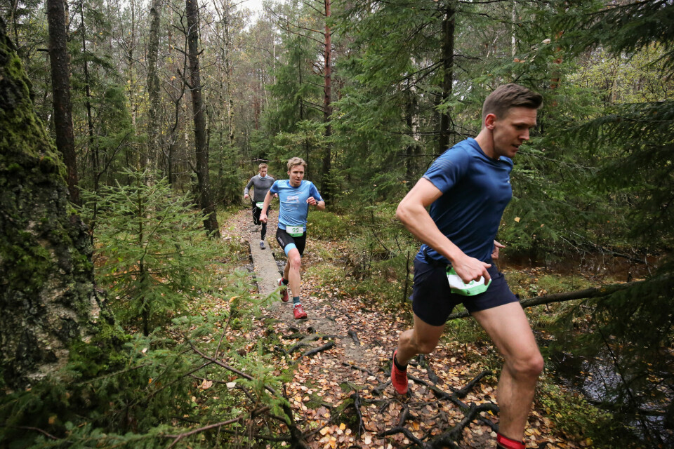 Backyard ultra løpes vanligvis i terrenget, som her i Sandefjord. Vi ser vinneren Sebastian Håkansson foran triatleten Allan Hovda. (Foto: Nikita Solenov) Backyard ultra løpes vanligvis i terrenget, som her i Sandefjord. Vi ser vinneren Sebastian Håkansson foran triatleten Allan Hovda. (Foto: Nikita Solenov)