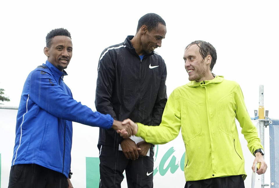 Vinner i Strømstadmilen var tidligere sølvvinner på VM halvmaraton, Samuel Tsegay. Senay Fissehatsion, som løper for IK Tjalve, kom på 2. plass sekundet foran arrangørklubbens Mikael Ekvall. (Alle foto: Bjørn Johannessen) Vinner i Strømstadmilen var tidligere sølvvinner på VM halvmaraton, Samuel Tsegay. Senay Fissehatsion, som løper for IK Tjalve, kom på 2. plass sekundet foran arrangørklubbens Mikael Ekvall. (Alle foto: Bjørn Johannessen)
