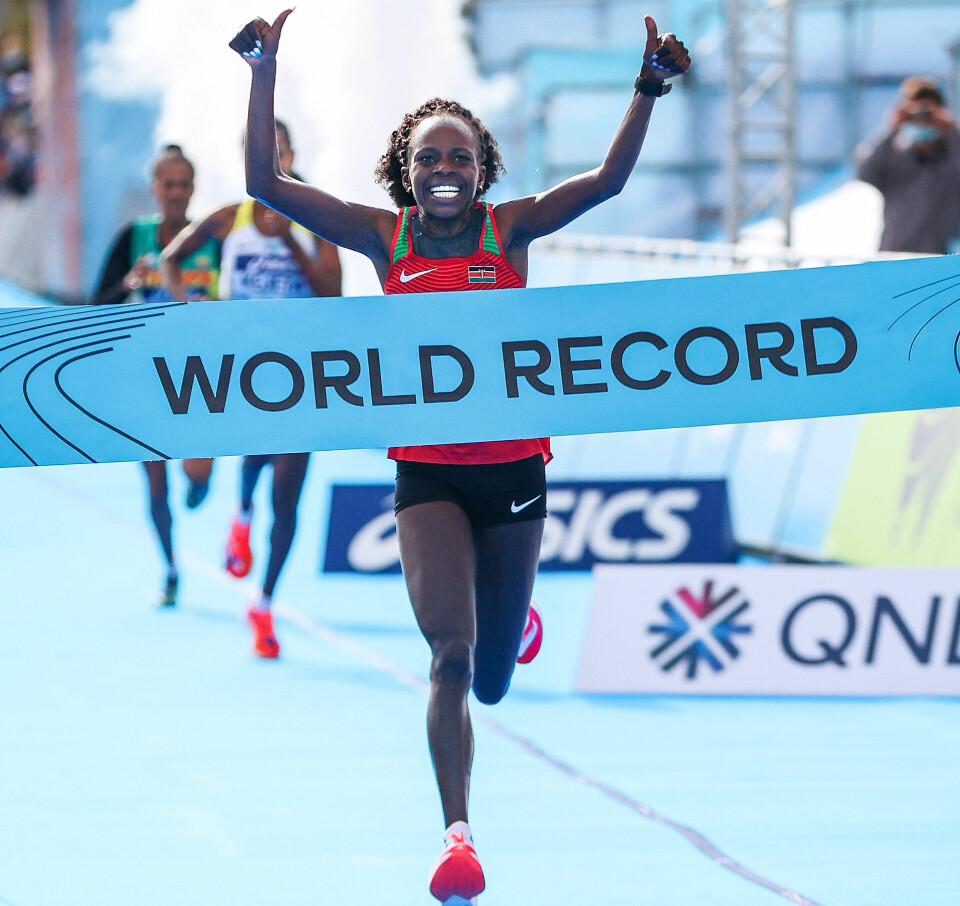 Tenåring og debutant vant VM i halvmaraton - mye dramatikk i damenes løp Damer_maalgang_VM2020-Gdynia-Jepchirchir_Dan_Vernon_for_World_Athletics.jpg