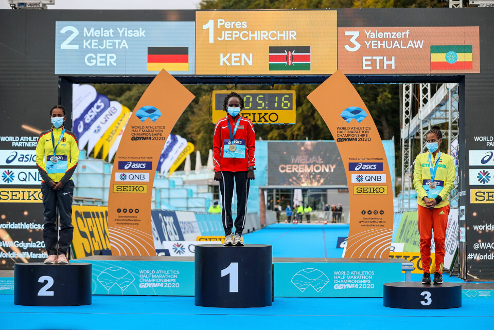 Tenåring og debutant vant VM i halvmaraton - mye dramatikk i damenes løp Damer_pallen_2560_Dan_Vernon_for_World_Athletics_VM-2020_Gdynia.jpg