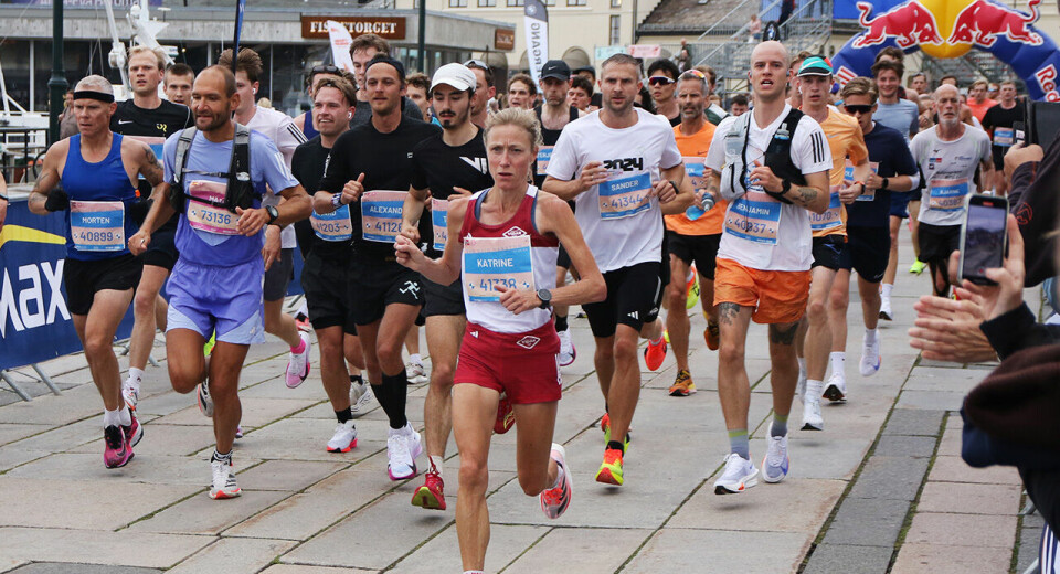 3-timersgruppa passerer på Rådhusplassen. Det var fantastisk liv både i og utenfor løypa. Her med Katrine Rolid, som da lå på andreplass i kvinneklassen. (Foto: Runar Gilberg) 3-timersgruppa passerer på Rådhusplassen. Det var fantastisk liv både i og utenfor løypa. Her med Katrine Rolid, som ble nummer tre. (Foto: Runar Gilberg)