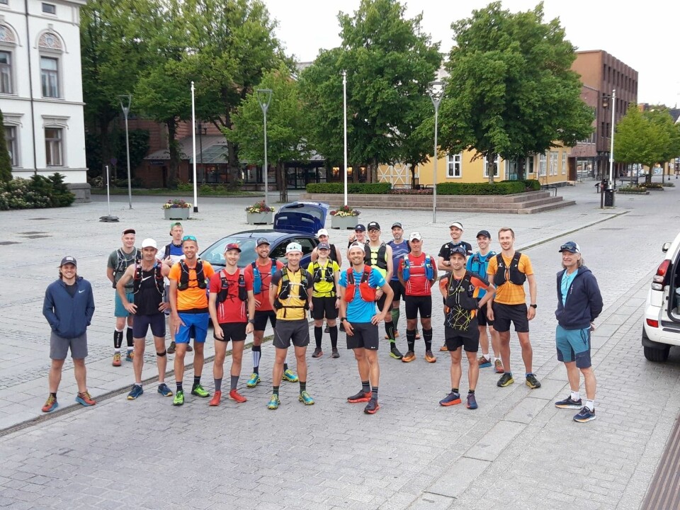 God stemning når 18 løpere står klar til start klokka 05 lørdag morgen. (Foto: Grenland Ultra Runners) God stemning når 18 løpere står klar til start klokka 05 lørdag morgen. (Foto: Grenland Ultra Runners)