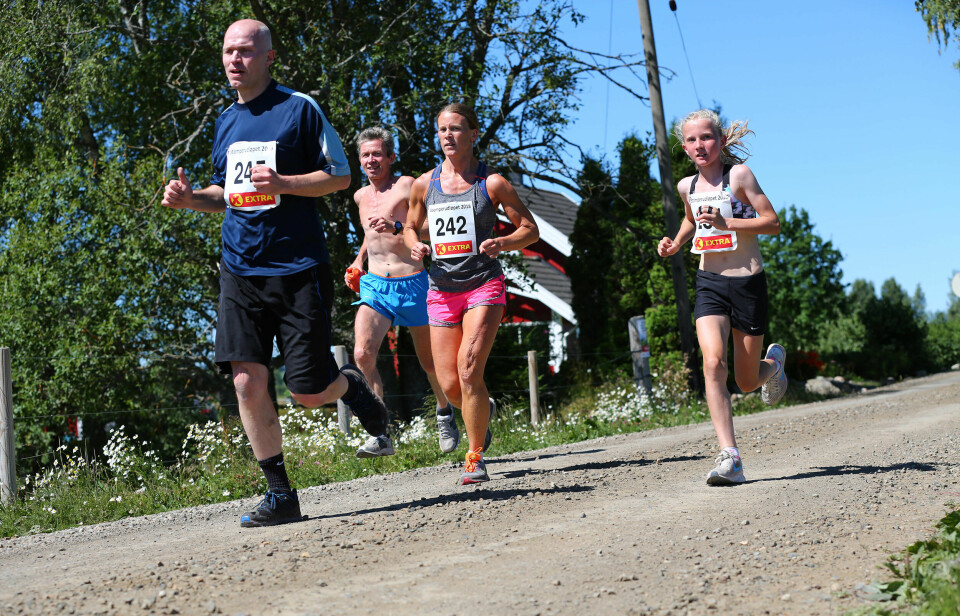 Tre overlegne Størmer-seire i Stomperudløpet Stomperudløpet2018-6km-Petter Antonsen løper sammen med datter Selma.jpg