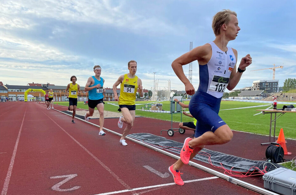 Fartsholder Sigurd Tveit passerer halvveis i tet, mens Markus Einan og Ole Jakob Høsteland Solbu prøver å henge på som best de kan i det høye tempoet. (Foto: arrangøren) Fartsholder Sigurd Tveit passerer halvveis i tet, mens Markus Einan og Ole Jakob Høsteland Solbu prøver å henge på som best de kan i det høye tempoet. (Foto: arrangøren)