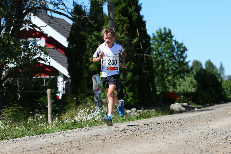 Tre overlegne Størmer-seire i Stomperudløpet Stomperudløpet2018-6km-Sigurd Størmer Antonsen i tet etter 1500 meter.jpg