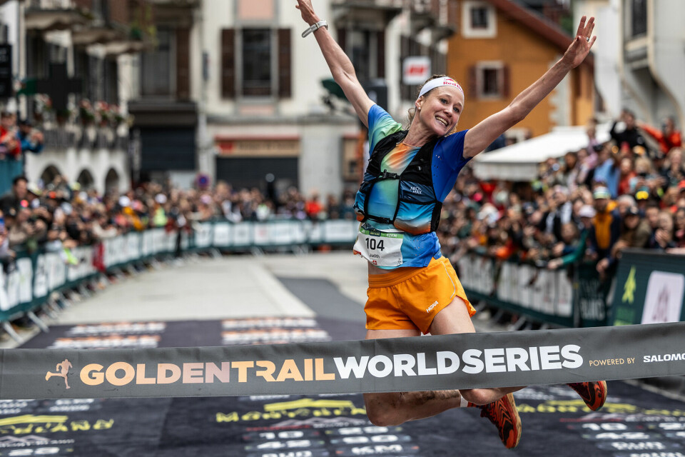 Etter et veldisponert maratonløp bakke opp og bakke ned hadde Judith Wyder krefter til å krysse målstreken på denne måten. (Foto: David Gonthier) Etter et veldisponert maratonløp bakke opp og bakke ned hadde Judith Wyder krefter til å krysse målstreken på denne måten. (Foto: David Gonthier)