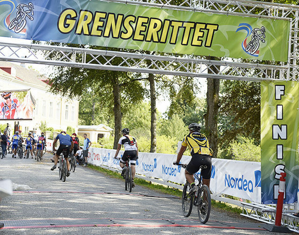 Grenserittet - åtte mil fra Sverige til Norge på sykkel D4N8933-maalgang.jpg