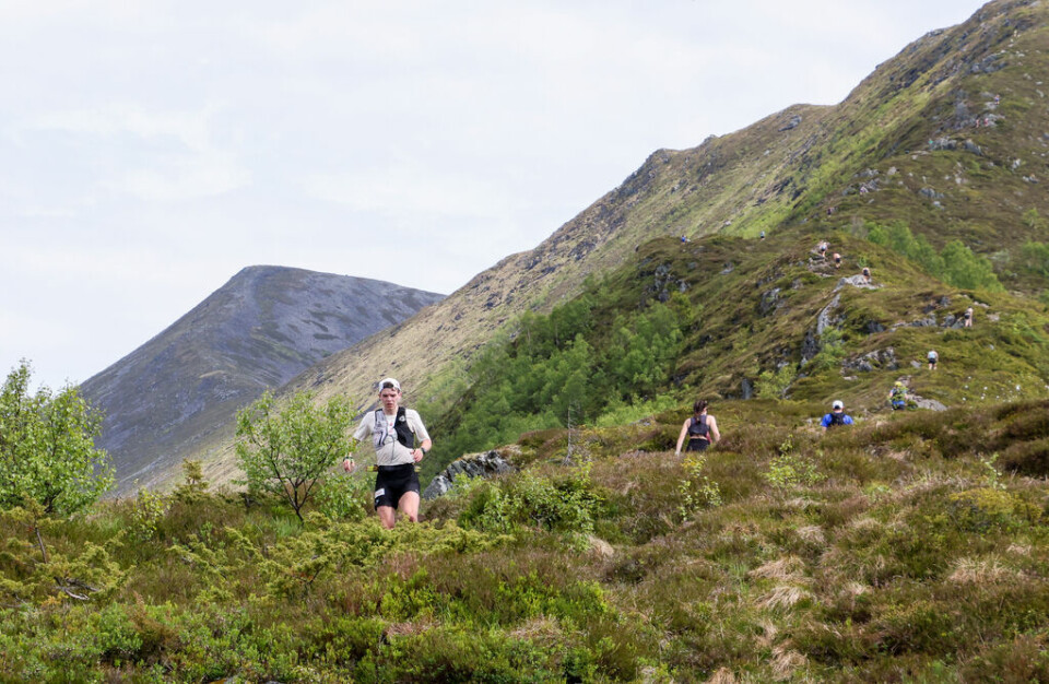 Runde 2 på maraton, motsatt retning av runde 1 over fjellet(a). Jonas Hesthaug i front og har her passert Sandhornet, Grøthørnet og straks Kråkenakken. Foto. Martin Hauge-Nilsen Runde 2 på maraton, motsatt retning av runde 1 over fjellet(a). Jonas Hesthaug i front og har her passert Sandhornet, Grøthørnet og straks Kråkenakken. Foto. Martin Hauge-Nilsen