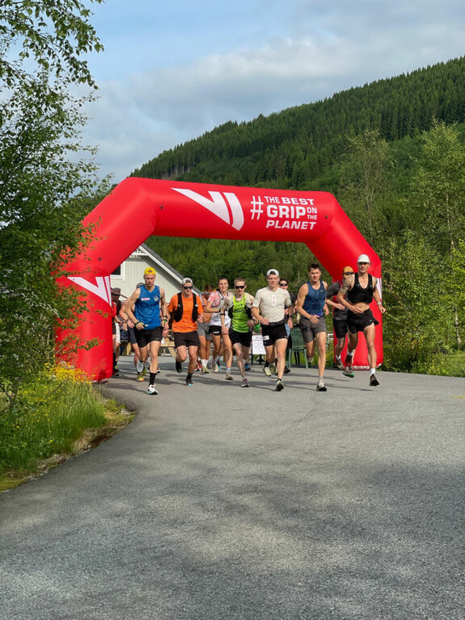 Jonas Hesthaug og Yngvild Kaspersen vant Ørsta fjellmaraton Foto Arild Foldal1.jpg