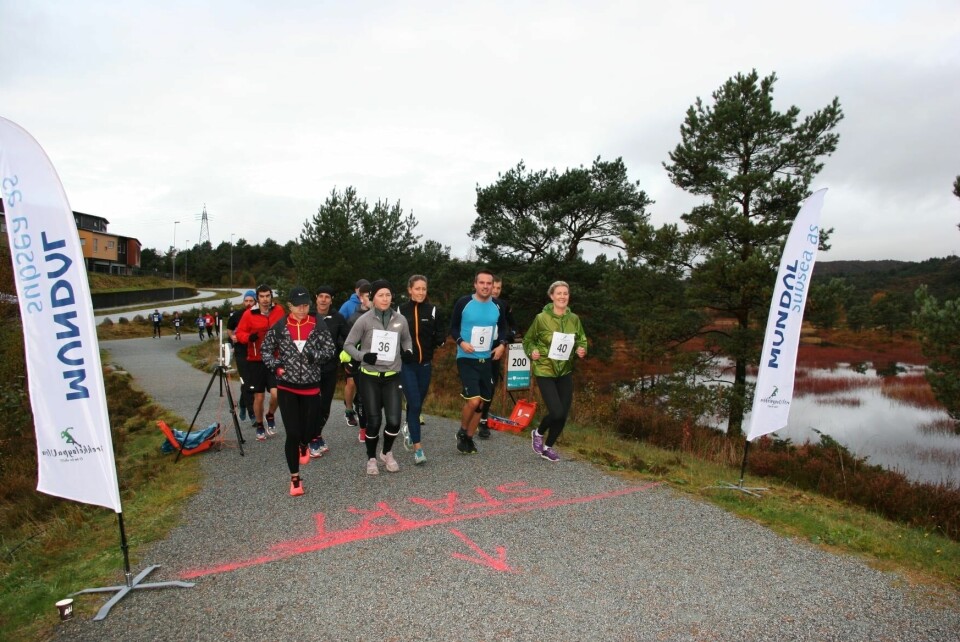 Løperne passerer start i løypa som gikk 4 ganger rundt Brekkeløypa - 12 ganger, altså 48 ganger totalt. (Arrangørfoto) Løperne passerer start i løypa som gikk 4 ganger rundt Brekkeløypa - 12 ganger, altså 48 ganger totalt. (Arrangørfoto)