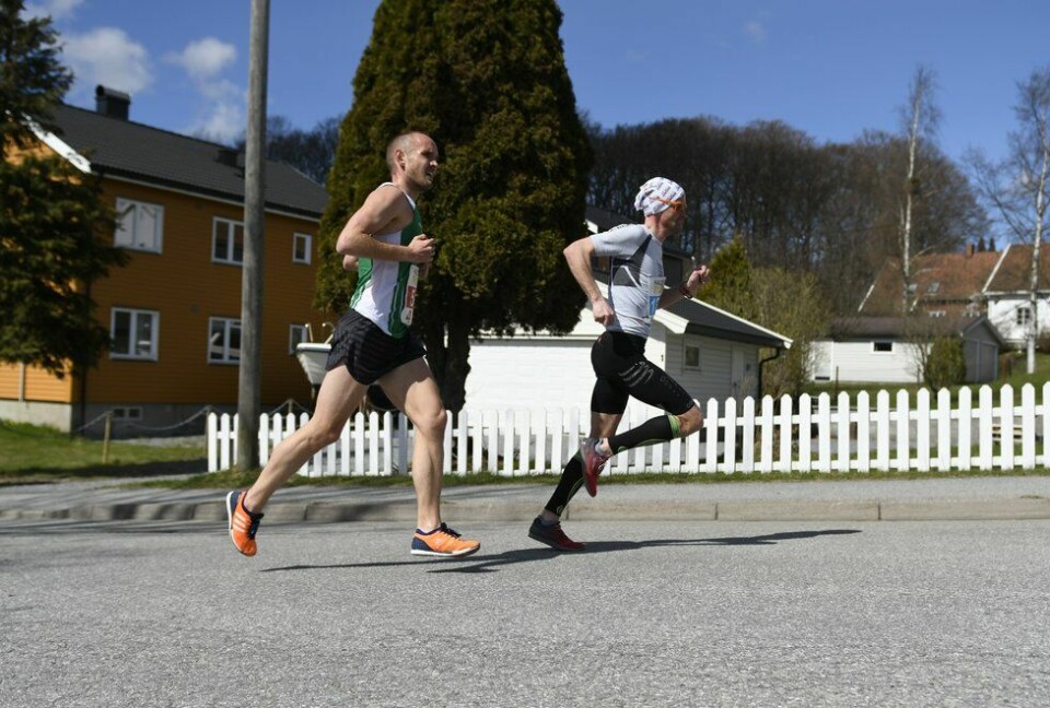 Fartstrening kan du ha stor glede av i alle løp. Her løper Andreas Gossner (fremst) Halden Byløp 2018 hvor han kom på tredjeplass i herreklassen med tida 16.49. Foto: Bjørn Johannessen Fartstrening kan du ha stor glede av i alle løp. Her løper Andreas Gossner (fremst) Halden Byløp 2018 hvor han kom på tredjeplass i herreklassen med tida 16.49. Foto: Bjørn Johannessen