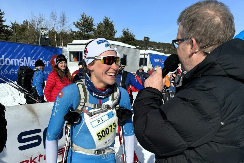 Thea Sørum blir intervjuet etter seieren på Birkebeineren skistadion søndag. (Foto: Finn Olsen) Thea Sørum blir intervjuet etter seieren på Birkebeineren skistadion søndag. (Foto: Finn Olsen)