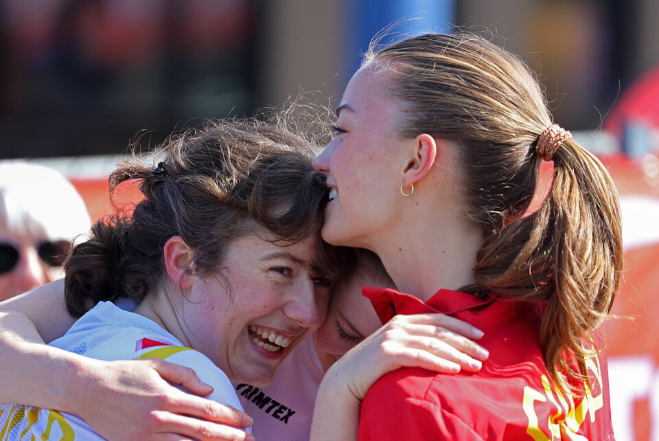 Tuva T. Fagerbakke, Ida G. Forsmo og de andre Gular-jentene kan gi hverandre en god klem etter at seieren er sikret. (Alle foto: Arne Dag Myking) Gularjentene klemmer og jubler