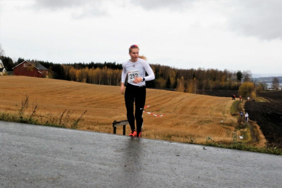 Malin Hoelsveen (15) yngst og best i Ottestad løpsfestival Karoline Gr¢tting.jpg