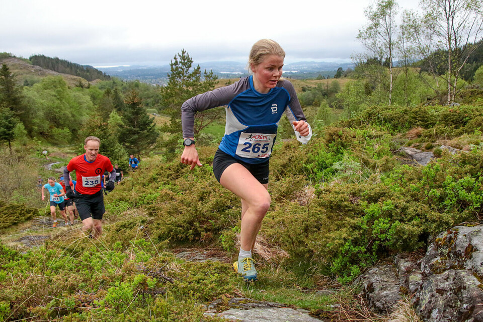 Hilde Fenne er her godt i gang med oppstigningen til Totlandsfjellet. (Foto: Arne Dag Myking) Hilde Fenne er her godt i gang med oppstigningen til Totlandsfjellet. (Foto: Arne Dag Myking)