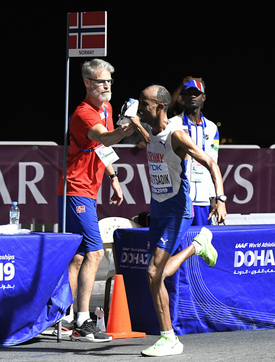 Dobbelt etiopisk og hederlig 24. plass til Gebretsadik maraton-weldu-drikkestasjon_50D2348.jpg
