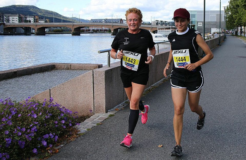 Gode tider og deltakerrekord i sommerlig Drammensmaraton Baktroppen_blomster_og_cap_IMG_0549.jpg