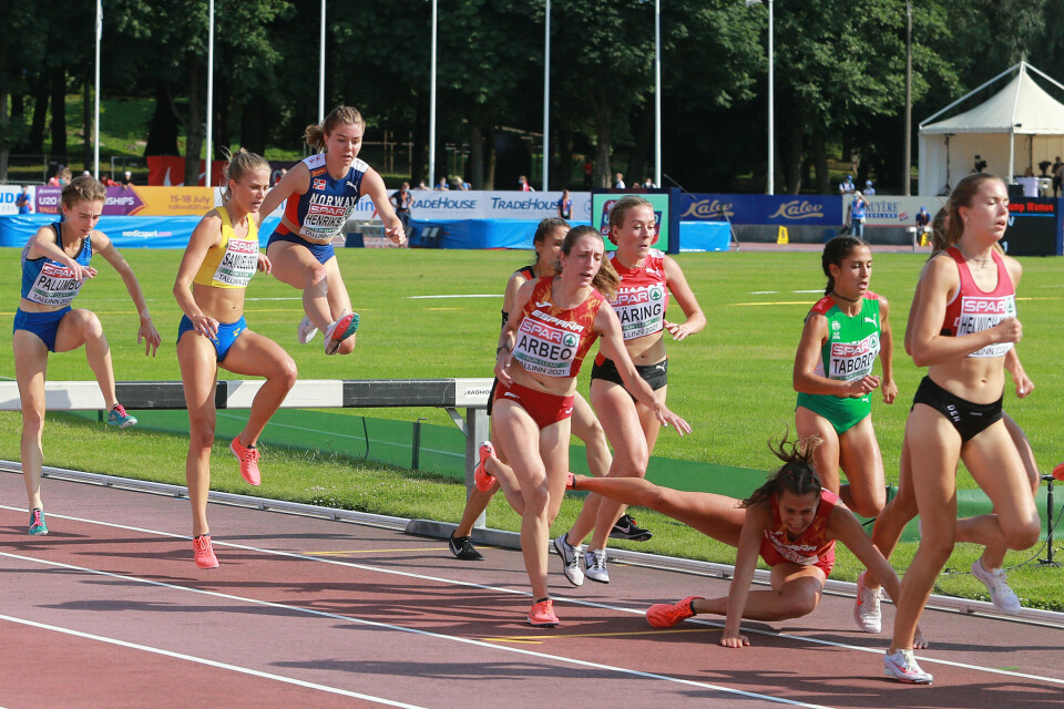 To norske jenter videre til finalen på 3000 m hinder i U23-EM Heat2_knall_og_fall_Vilde_V_H_og_dansk_Helwigh-klarer_seg_AZ3T5630.jpg