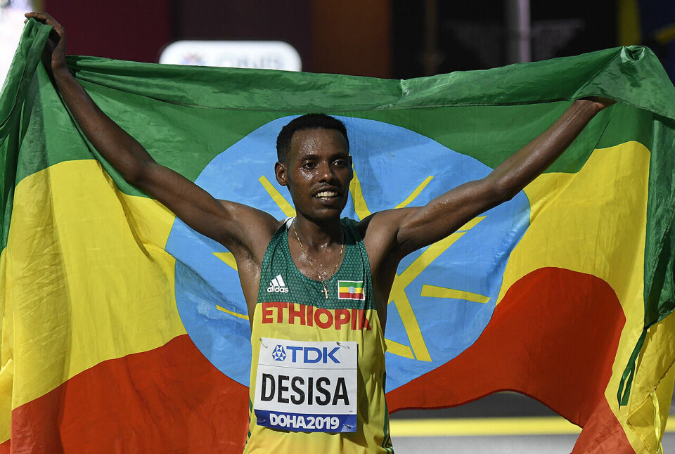 Dobbelt etiopisk og hederlig 24. plass til Gebretsadik maraton-vinner-desisa-flagg_50D3615.jpg