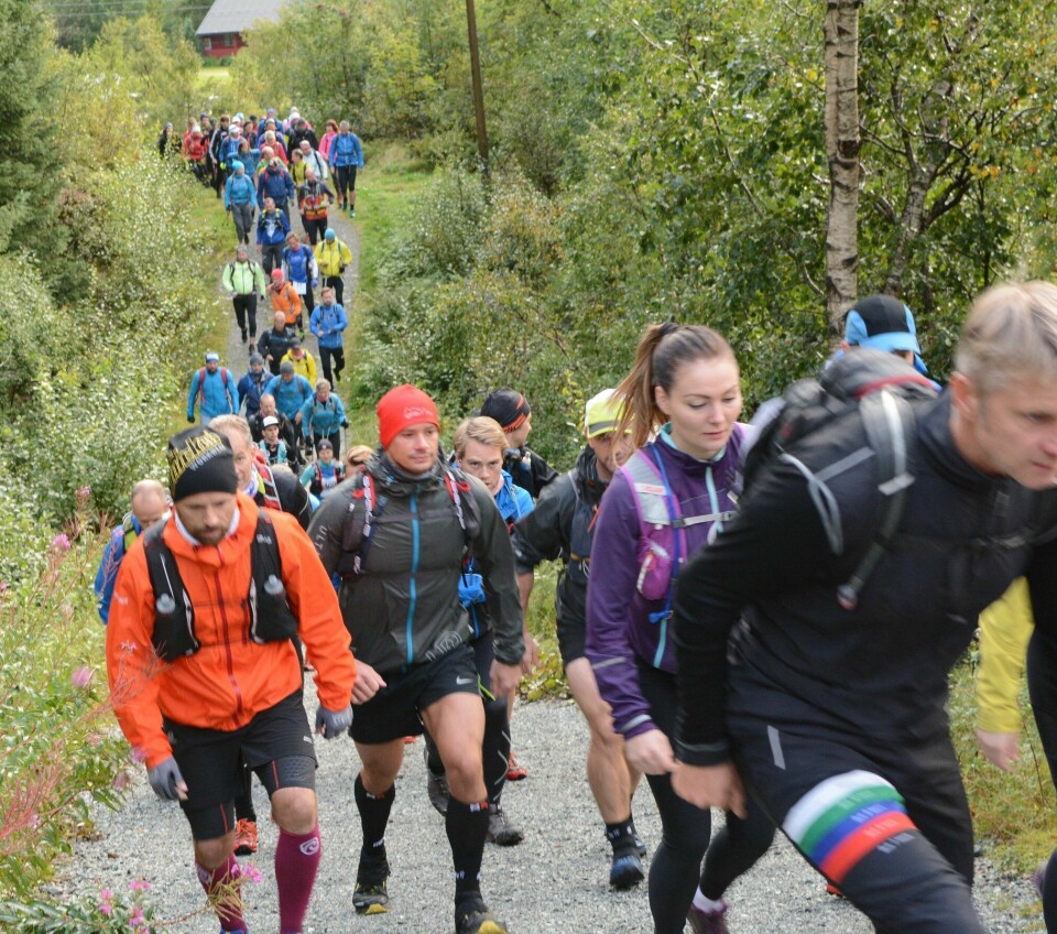 Ole Andre Austevoll og Trine Hysing-Dahl vant Styrkeprøven Rett Vest Kø_av_løpere.jpg