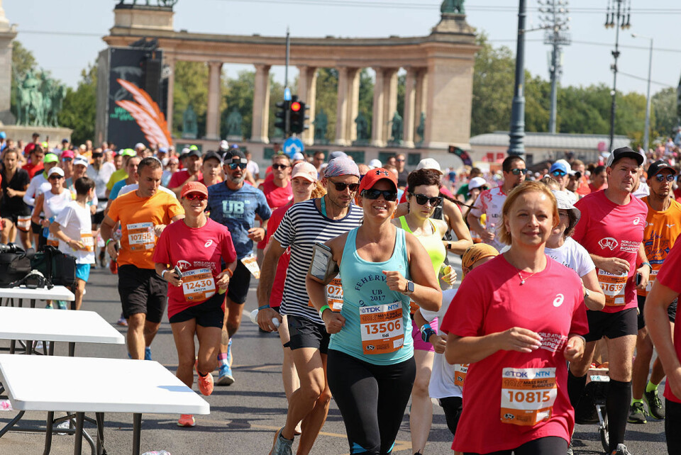 Budapest 10K Run of Heroes hadde start og mål på den monumentale helteplassen, som har noen store byggverk som skal hylle heltene i ungarsk historie. (Alle foto: Arne Dag Myking) Budapest 10K Run of Heroes hadde start og mål på den monumentale helteplassen, som har noen store byggverk som skal hylle heltene i ungarsk historie. (Alle foto: Arne Dag Myking)