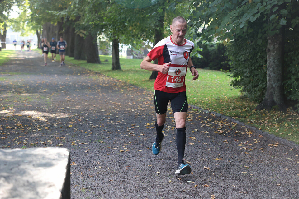 Veteranene ble hedret med Hedersløpet på Akershus festning 10-km-alleen-bib149.jpg