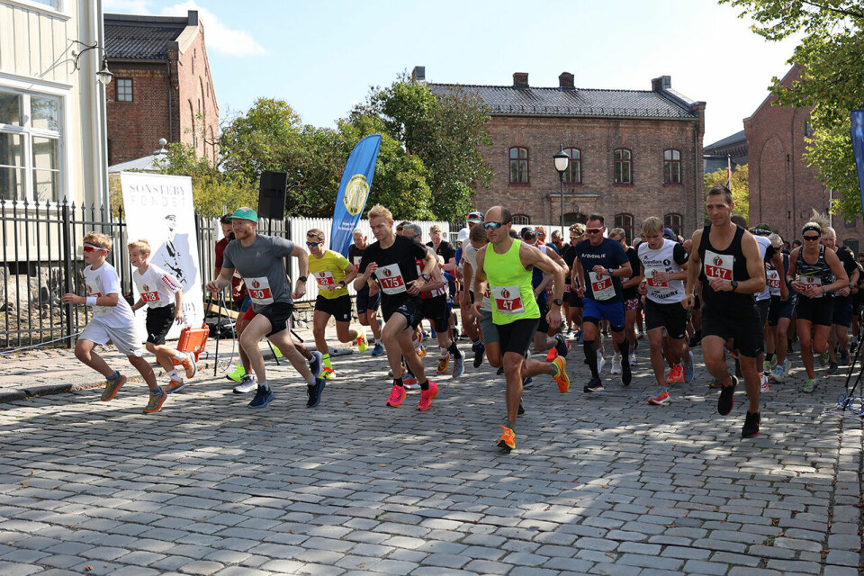 Veteranene ble hedret med Hedersløpet på Akershus festning 10-km-starten.jpg