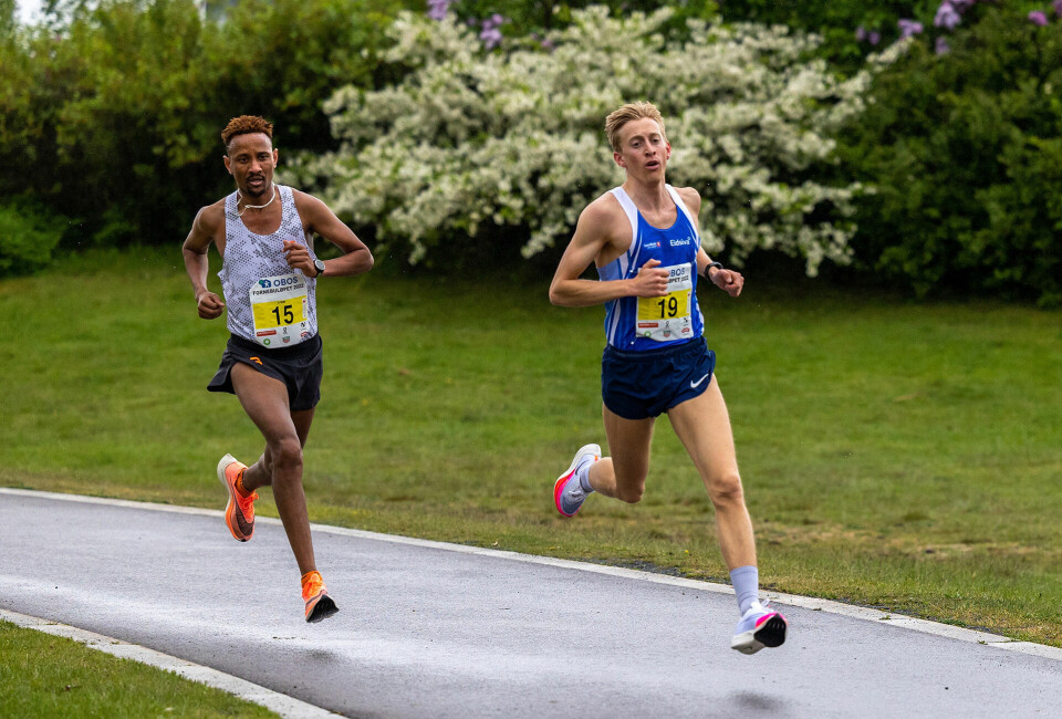 Duell: 3 km-løpet ble en jevn kamp mellom Even Brøndbo Dahl og Senay Fissehatsian som endte med seier og norgesrekord til Even. (Foto: Samuel Hafsahl) Duell: 3 km-løpet ble en jevn kamp mellom Even Brøndbo Dahl og Senay Fissehatsian som endte med seier og norgesrekord til Even. (Foto: Samuel Hafsahl)