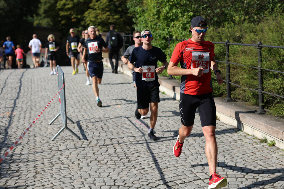 Veteranene ble hedret med Hedersløpet på Akershus festning 10-km-over-broen.jpg
