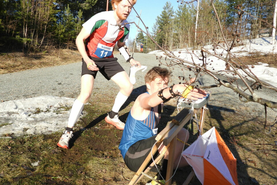 Nammo-cupen med besøk av Kasper Fosser og Simona Aebersold Kristoffer Børke Sætaberget sklir foran Magnus Husom.jpg