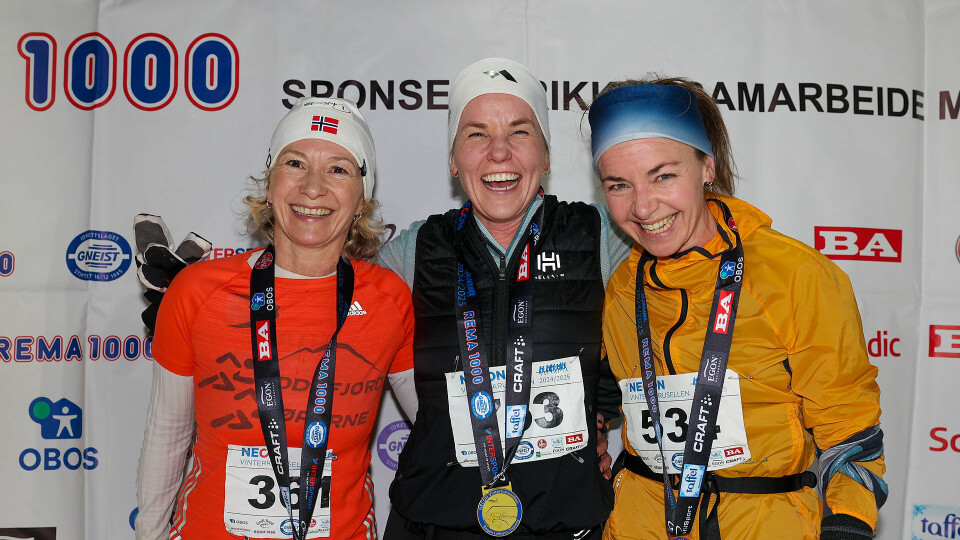 Det var veldig god stemning på premiepallen for kvinner 10 km: Johanna Haaland, Hege Gjerde Bussesund og Monica Rekdal. (Alle foto: Arne Dag Myking) Det var veldig god stemning på premiepallen for kvinner 10 km: Johanna Haaland, Hege Gjerde Bussesund og Monica Rekdal. (Alle foto: Arne Dag Myking)
