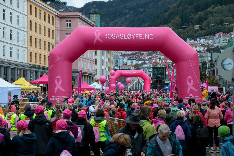 Torgalmenningen var fullpakket av rosakledde løpere før start. (Alle foto: Arne Dag Myking) Torgalmenningen var fullpakket av rosakledde løpere før start. (Alle foto: Arne Dag Myking)