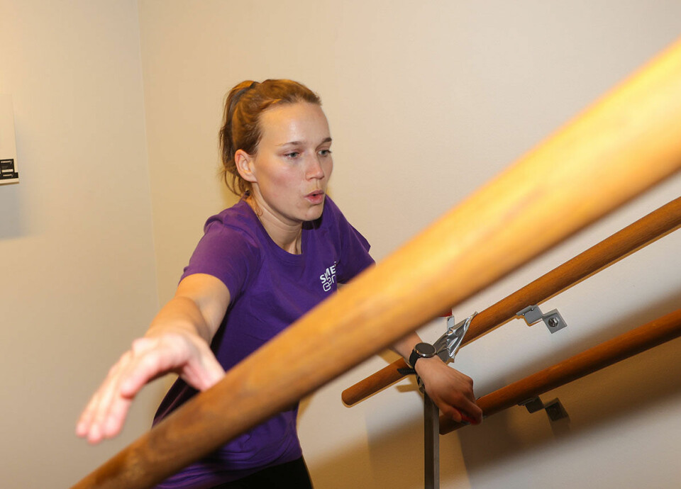 Med et godt tak i rekkverket setter Rebecca Pedersen av gårde opp til toppetasjen på hotell Ørnen i Bergen. Med et godt tak i rekkverket setter Rebecca Pedersen av gårde opp til toppetasjen på hotell Ørnen i Bergen.