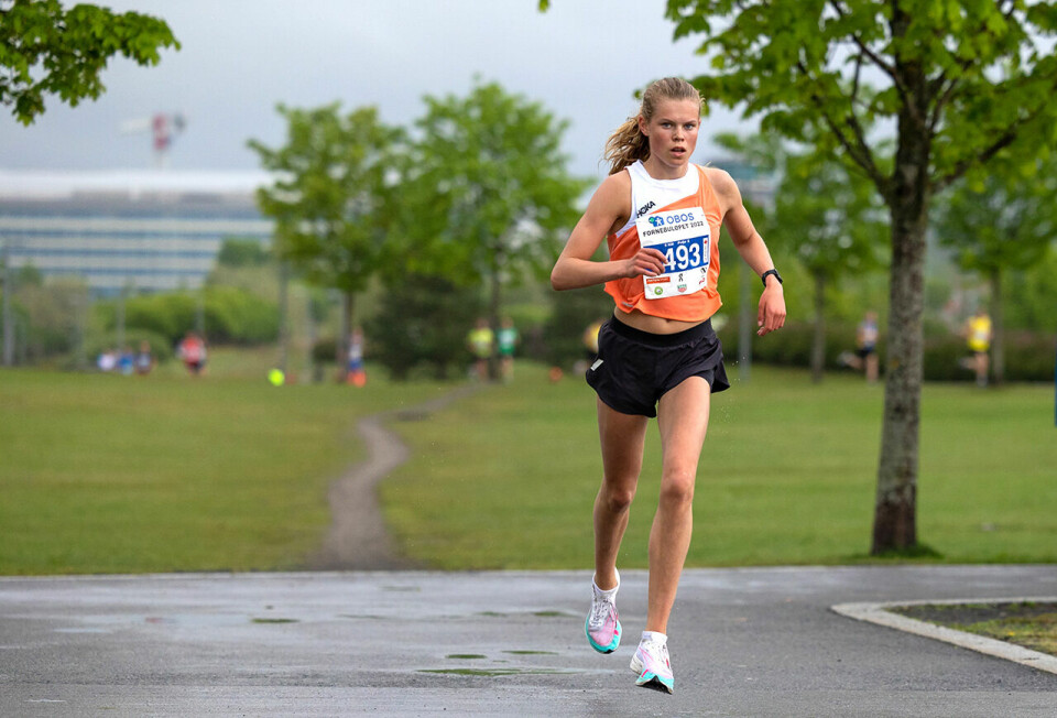 Malin Hoelsveen liker å være med på både gate-, bane- og terrengløp. Her langer hun godt ut under årets Fornebuløp. (Foto: Samuel Hafsahl) Malin Hoelsveen liker å være med på både gate-, bane- og terrengløp. Her langer hun godt ut under årets Fornebuløp. (Foto: Samuel Hafsahl)