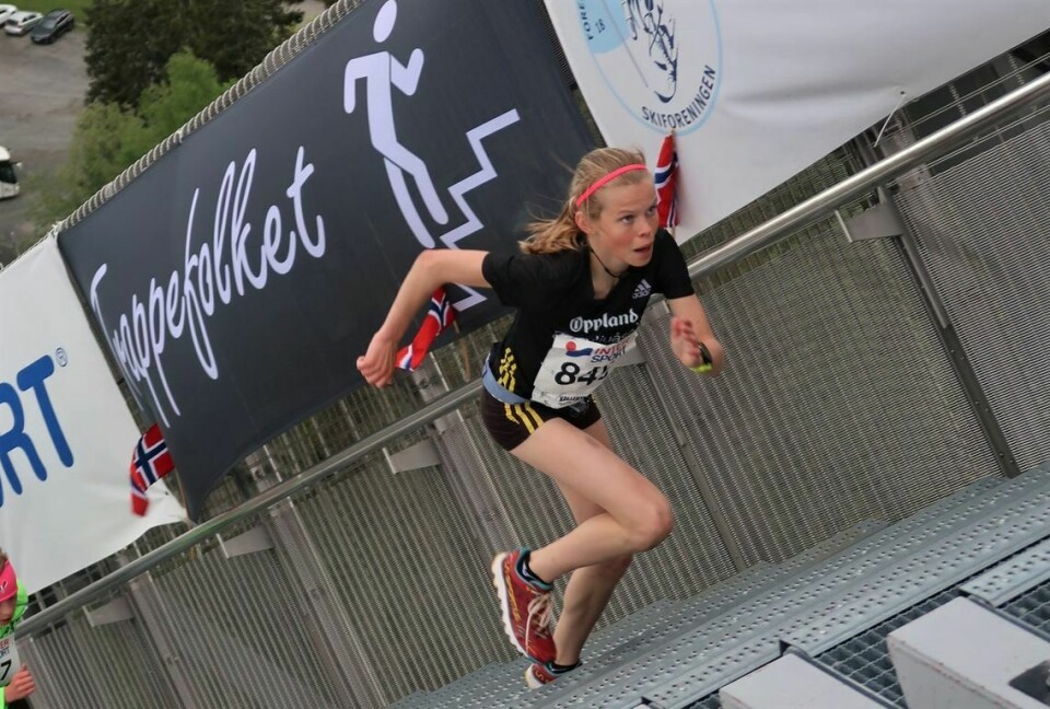 Malin Hoelsveen liker å ta i både på ski og i løpesko Malin Hoelsveen imponerte stort i Kollentrappa der hun vant jente/kvinneklassen overlegent, kun tre herreløpere hadde bedre tid. (Foto: Marie Reierth)