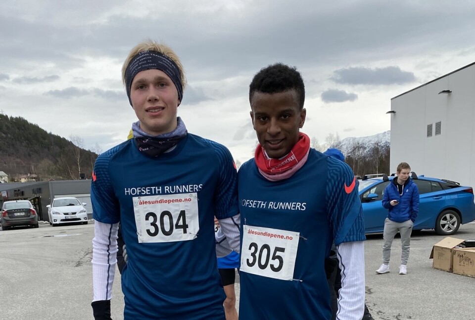 Vinnerne på 10 km, Håkon Stavik og Simon Steinshamn har fått nye sponsormidler, og løper nå på laget Hofseth Runners. Det gjør også Anna Skorpen. Foto: Helge Fuglseth Vinnerne på 10 km, Håkon Stavik og Simon Steinshamn har fått nye sponsormidler, og løper nå på laget Hofseth Runners. Det gjør også Anna Skorpen. Foto: Helge Fuglseth
