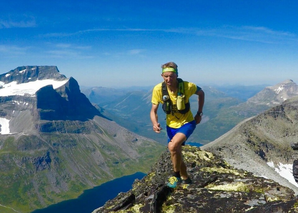 Fjelløper: Odd Edøy liker å løpe i fjellet. Her er et bilde han har tatt med selvutløser fra fjellene rundt Sunndalsøra. Odd Edøy