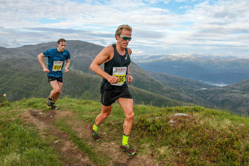 Påmelding åpnet for Bergen Fjellkarusell - spennende nyheter og gamle kjenninger Ulrik Måbø og Kristian Ellertsen er nesten helt oppe på toppen av Hausdalshorga, heretter bærer det nedover igjen. (Foto: Arne Dag Myking)