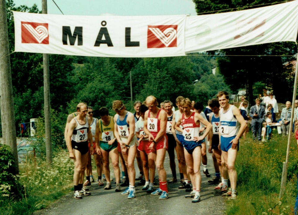 Før starten i 1987, då Norvald Langøy frå AKS-77 vann på 42,53. Norvald i raud singlet, blå shorts og startnr. 25. Før starten i 1987, då Norvald Langøy frå AKS-77 vann på 42,53. Norvald i raud singlet, blå shorts og startnr. 25.