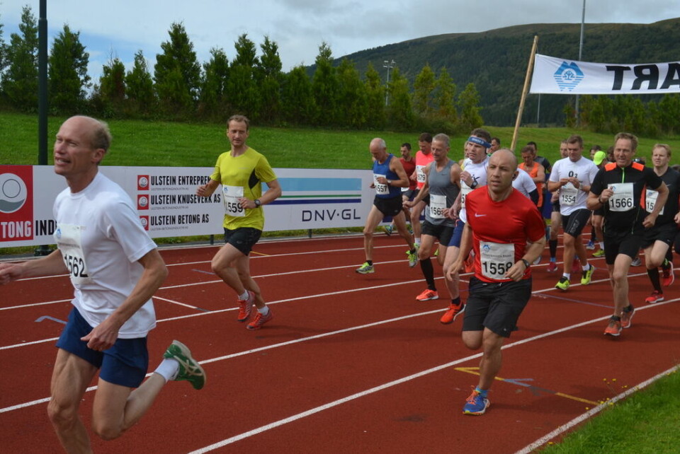 Fra starten på halvmaraton 2017. Jan Ketil Vinnes har tatt føringen: Foto: Arrangør. Fra starten på halvmaraton 2017. Jan Ketil Vinnes har tatt føringen: Foto: Arrangør.