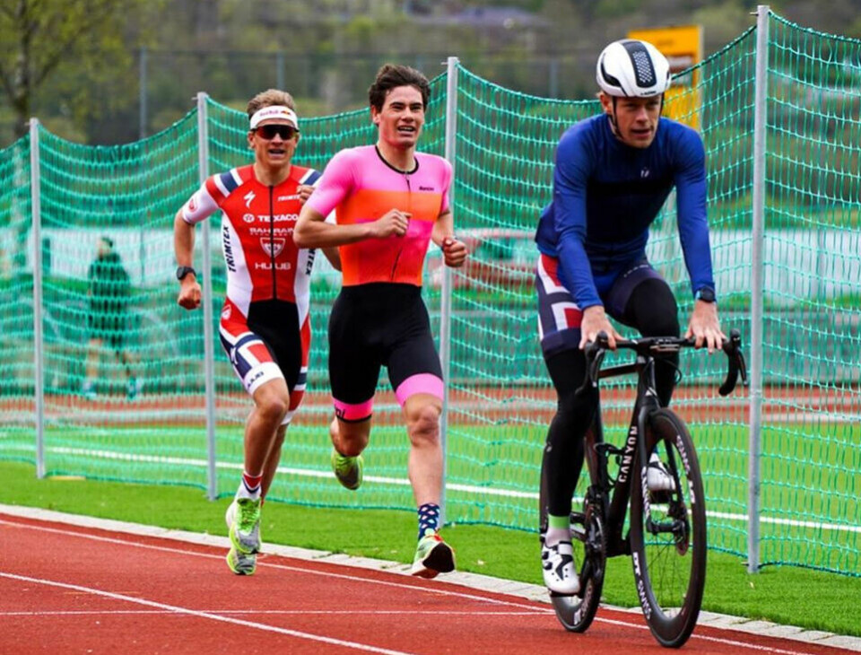 Gustav Iden og Kristian Blummenfelt (til venstre) testa seg på 3000 m på friidrettsbanen i Ytre Arna. (Foto: Mikal Iden) Gustav Iden og Kristian Blummenfelt (til venstre) testa seg på 3000 m på friidrettsbanen i Ytre Arna. (Foto: Mikal Iden)